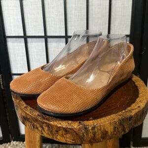 French Sole Like New Warm Tan Leather Flats Made in Italy 🇮🇹 Size 10
